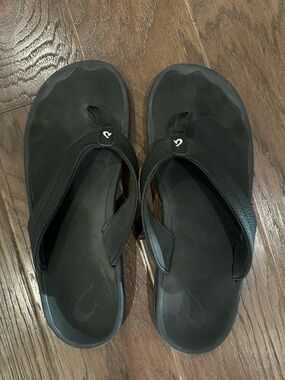 Olukai black sandals